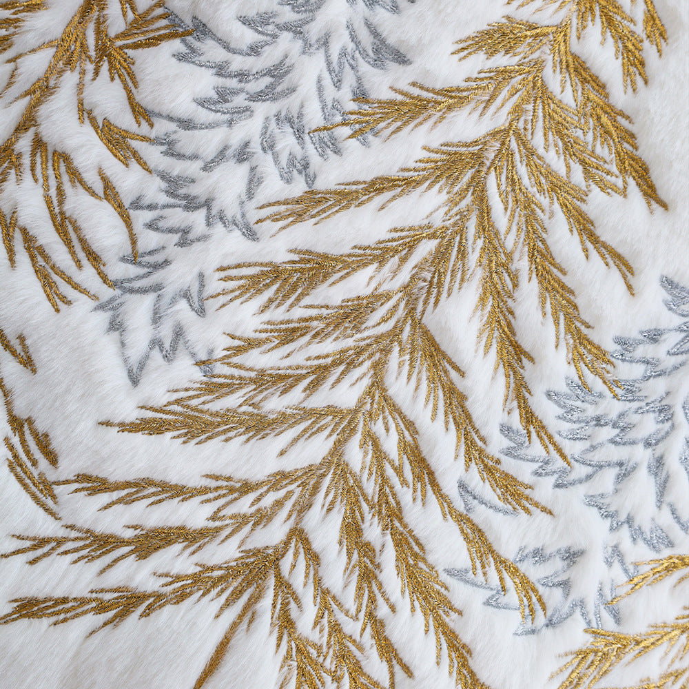 Quadratischer Zierkissenbezug aus Kunstfell mit gesticktem Tannenbaum‑Motiv Brehn