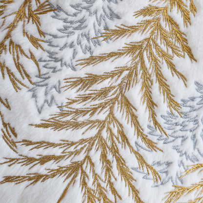Quadratischer Zierkissenbezug aus Kunstfell mit gesticktem Tannenbaum‑Motiv Brehn