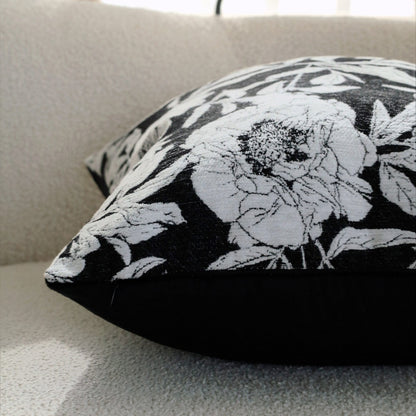 Quadratischer Zierkissenbezug mit kontrastierendem botanischem Linienprint und softem Leinen-Mix Brehn
