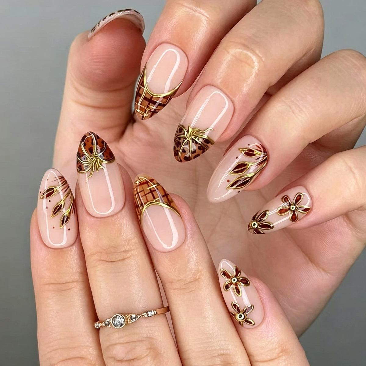 Dekoratives Press-On Nagelkunst Set mit eleganten Blumen- und Goldakzenten Brehn