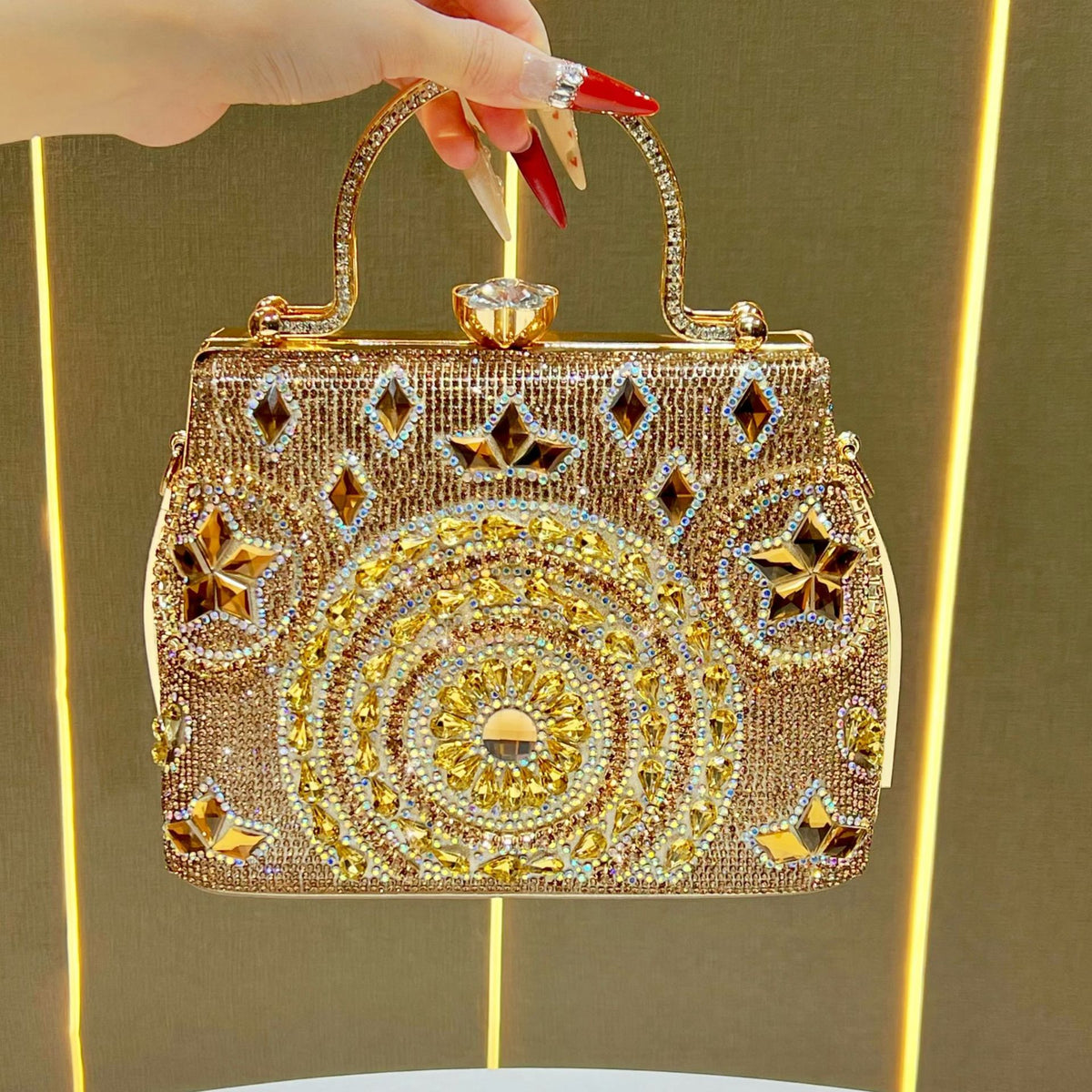 Kristallverzierte Abendclutch