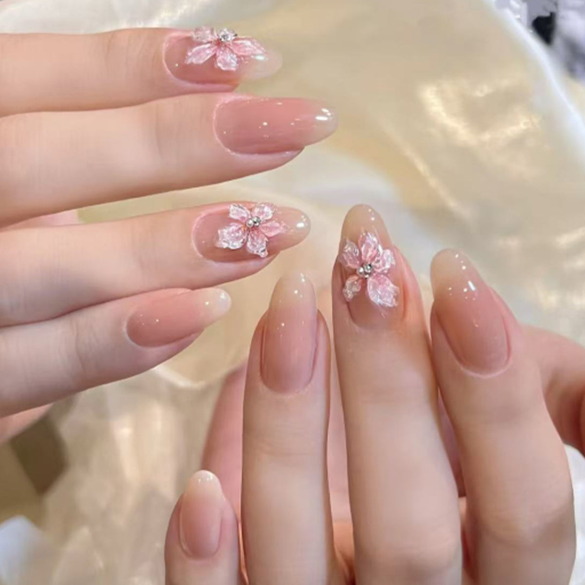 Kunstvolle Nageldesigns mit filigranen Blütenakzenten Brehn