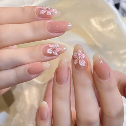 Kunstvolle Nageldesigns mit filigranen Blütenakzenten Brehn