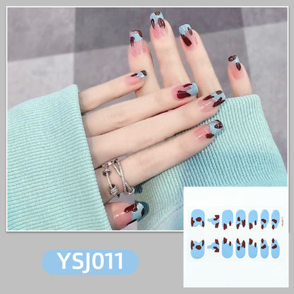 Kunstvolle Nagelverzierung mit Glitzerdetails Brehn