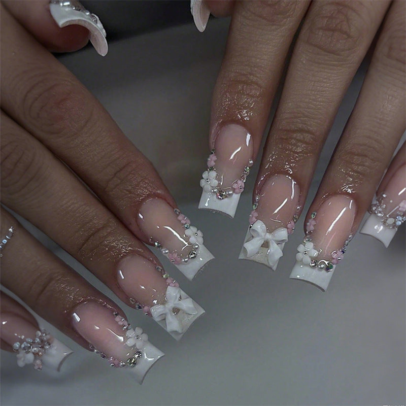 Dekoratives Press-On-Nagelkunst-Set mit Blumen- und Edelsteinverzierungen Brehn