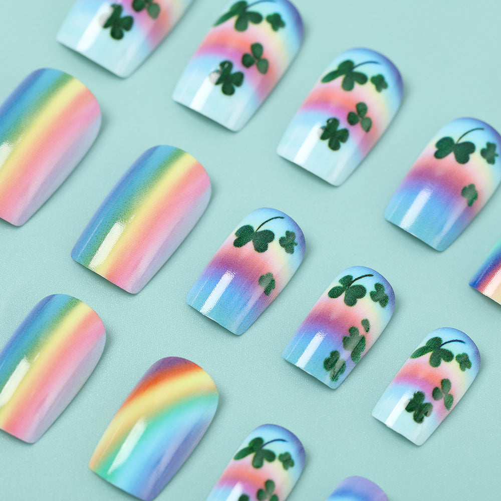 Kunstnägel mit bunten Regenbogen- und Kleeblatt-Designs Brehn