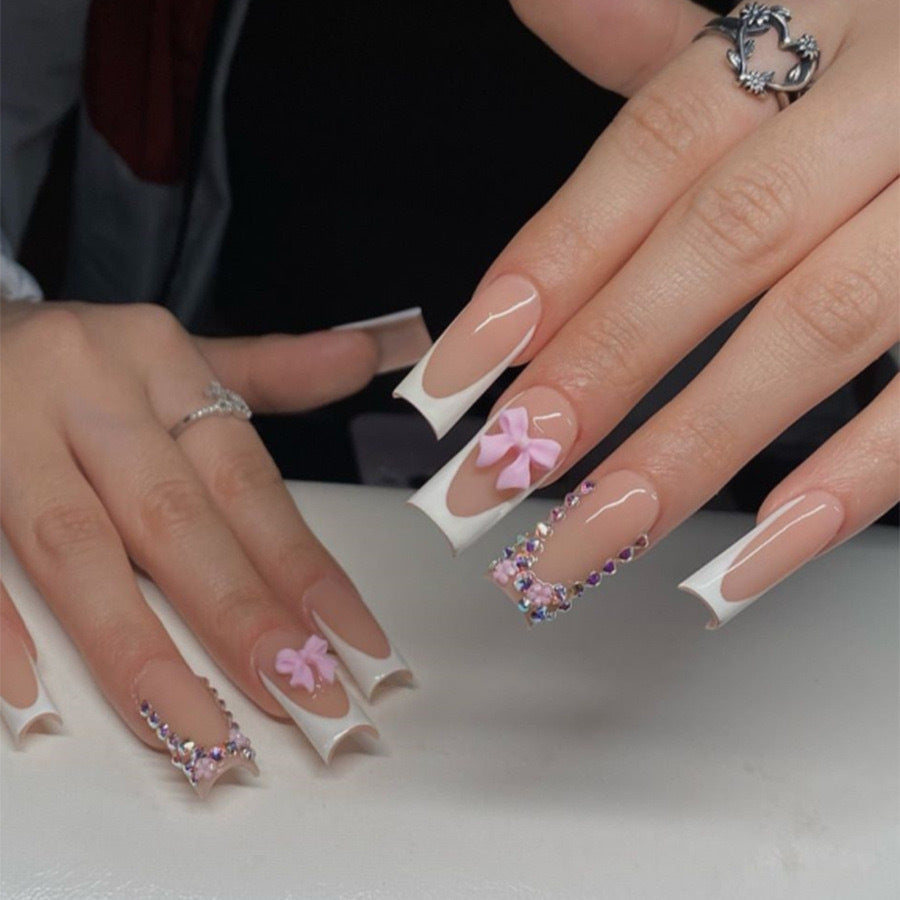Kunstnagelset mit glamourösen 3D-Schleifen und Kristallverzierungen Brehn