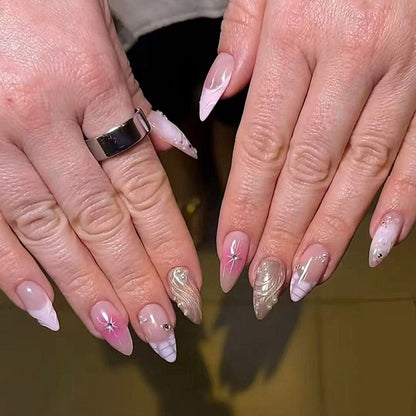 Kunstvolle Nagelverlängerungen mit Glitzer- und Muschelmotiven Brehn