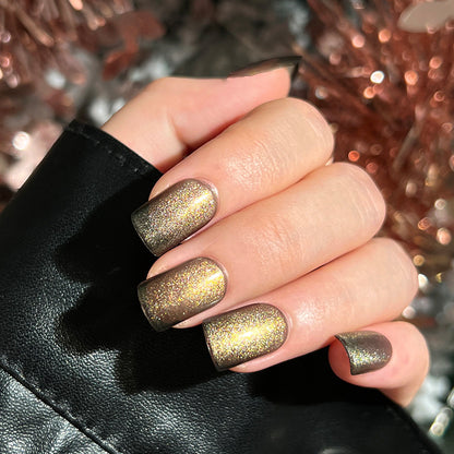 Kunstvolle Nagelverlängerungen mit Glitzer- und Ombre-Effekt Brehn