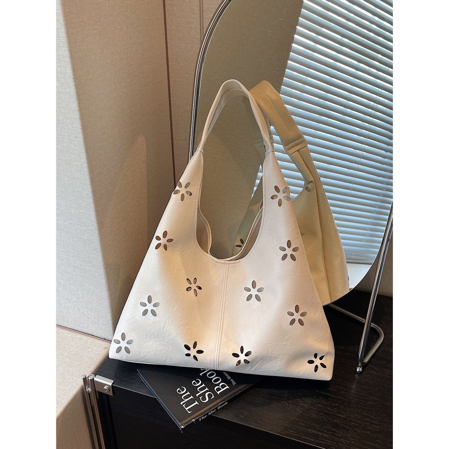 Blumen Cut-Out Schultertasche Brehn