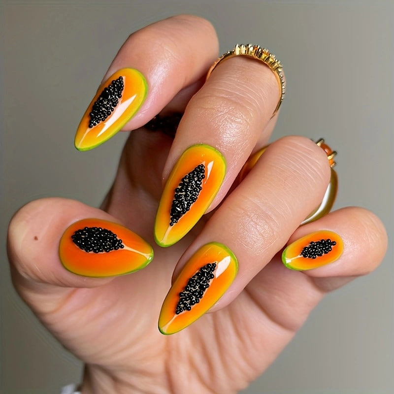 Kunstnagelset mit trendigen Glitzerakzenten und auffälligen Designs Brehn