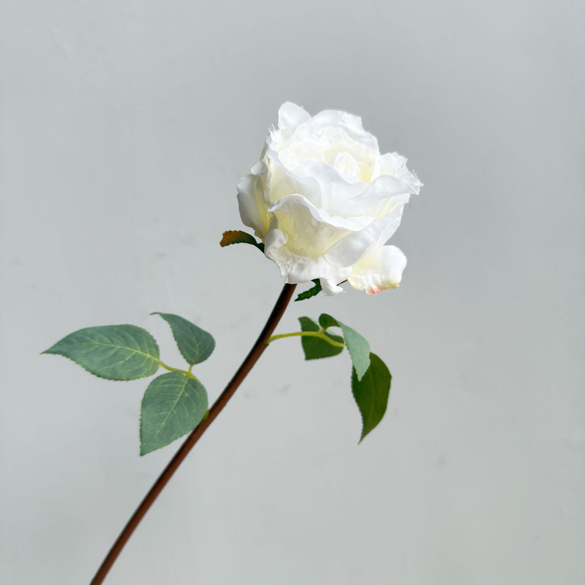 Natürlich aussehende Blumen Dekoration