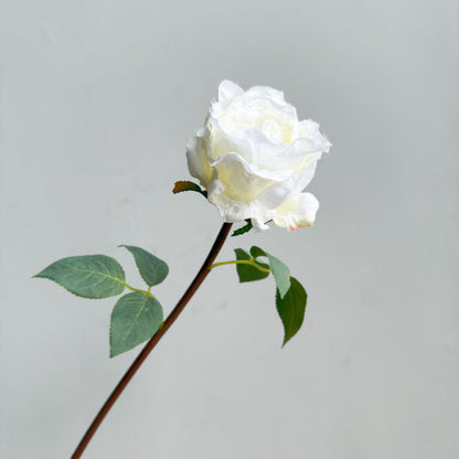 Natürlich aussehende Blumen Dekoration