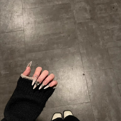 Elegante Stiletto-Nagelkunstverlängerungen mit Kristallakzenten