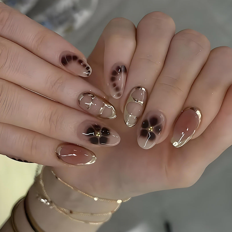 Kunstnagelset mit exquisiten floralen Motiven Brehn
