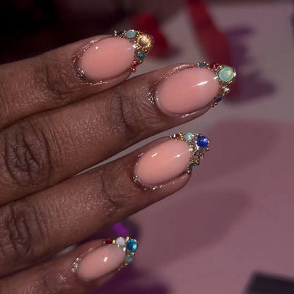 Kunstvolle Nagelkunst mit glamourösen Strassverzierungen Brehn