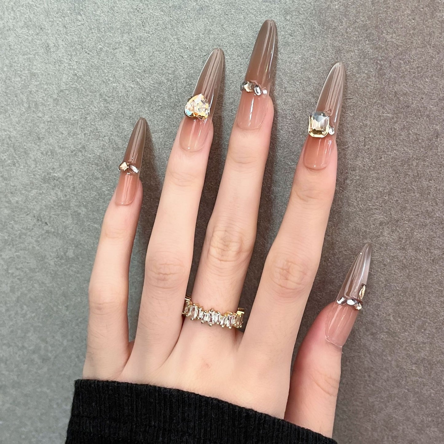 Künstlerische Stiletto Press-On Nagelkunst mit schimmernden Akzenten Brehn