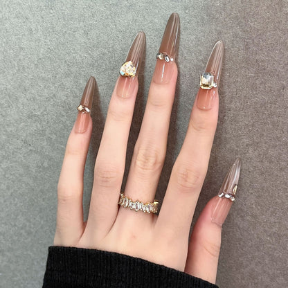 Künstlerische Stiletto Press-On Nagelkunst mit schimmernden Akzenten Brehn