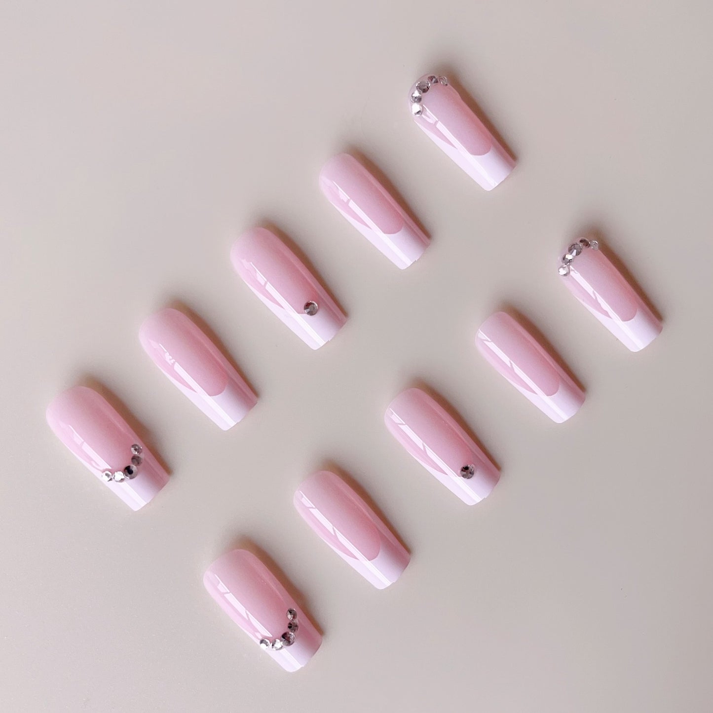 Kunstnagelset mit elegantem Hochglanz-Finish und Luxus-Strassverzierungen Brehn