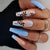 Kunstvolle Nagelkunst mit floralen Designs und Glitzer Brehn