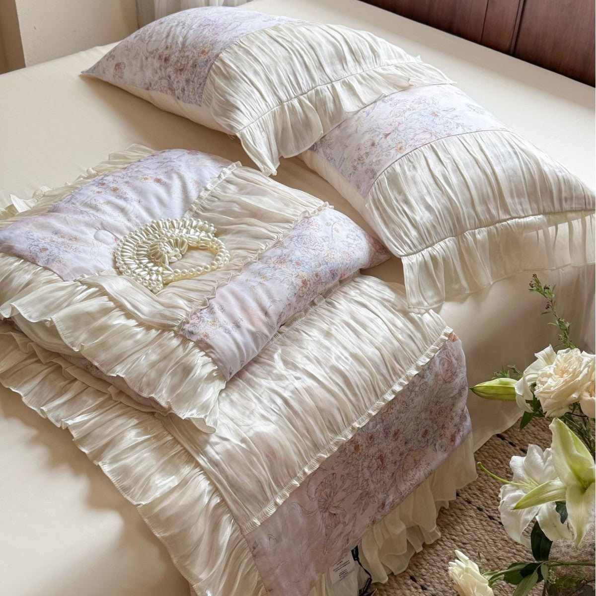 Satin-Bettwäschegarnitur im Vintage-Look mit Volant und floralem Jacquard Brehn