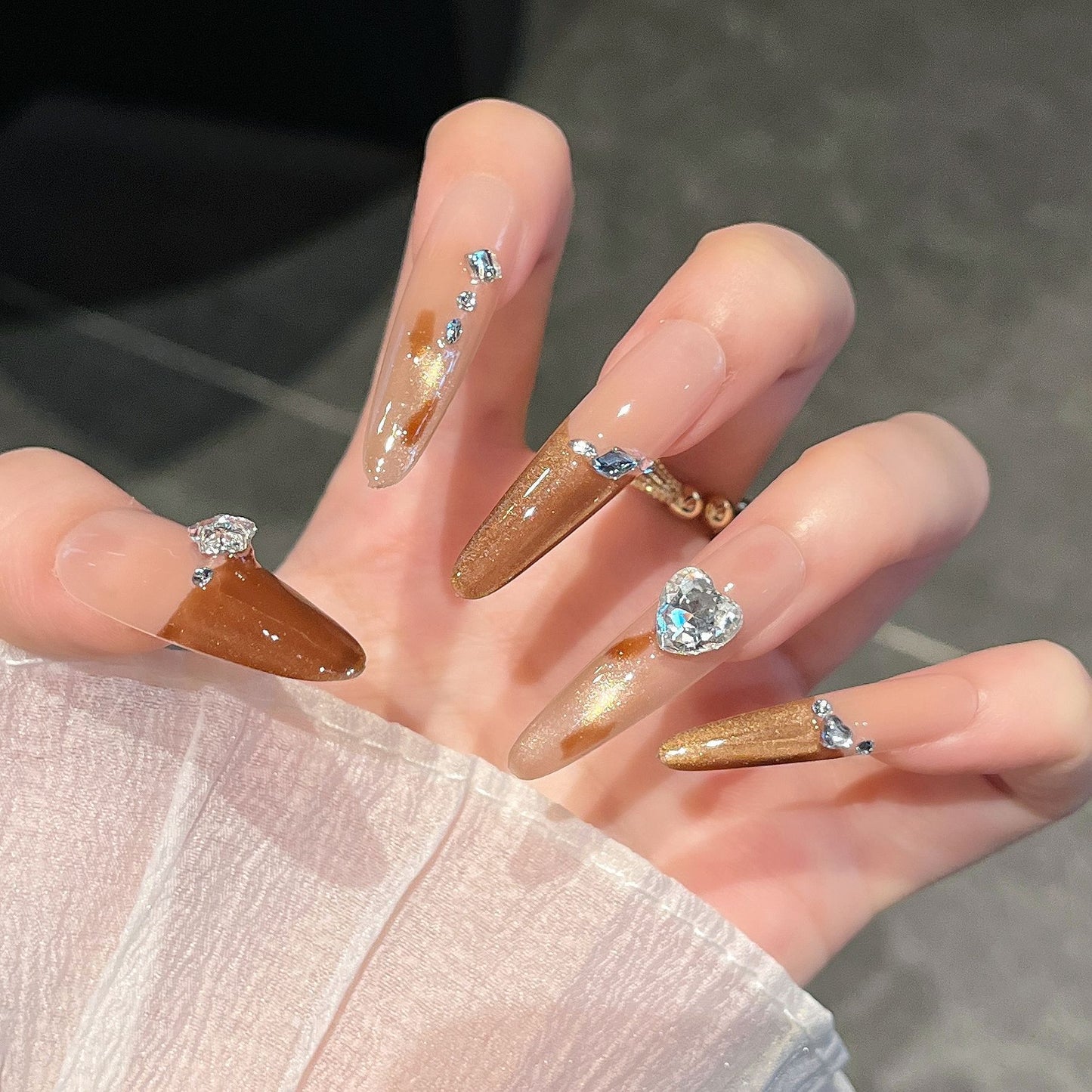 Künstlerische Stiletto Press-On Nagelkunst mit schimmernden Akzenten Brehn