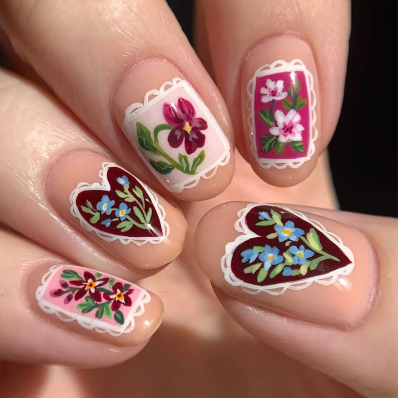 Kunstnagelset mit floralen Designs und romantischen Details Brehn
