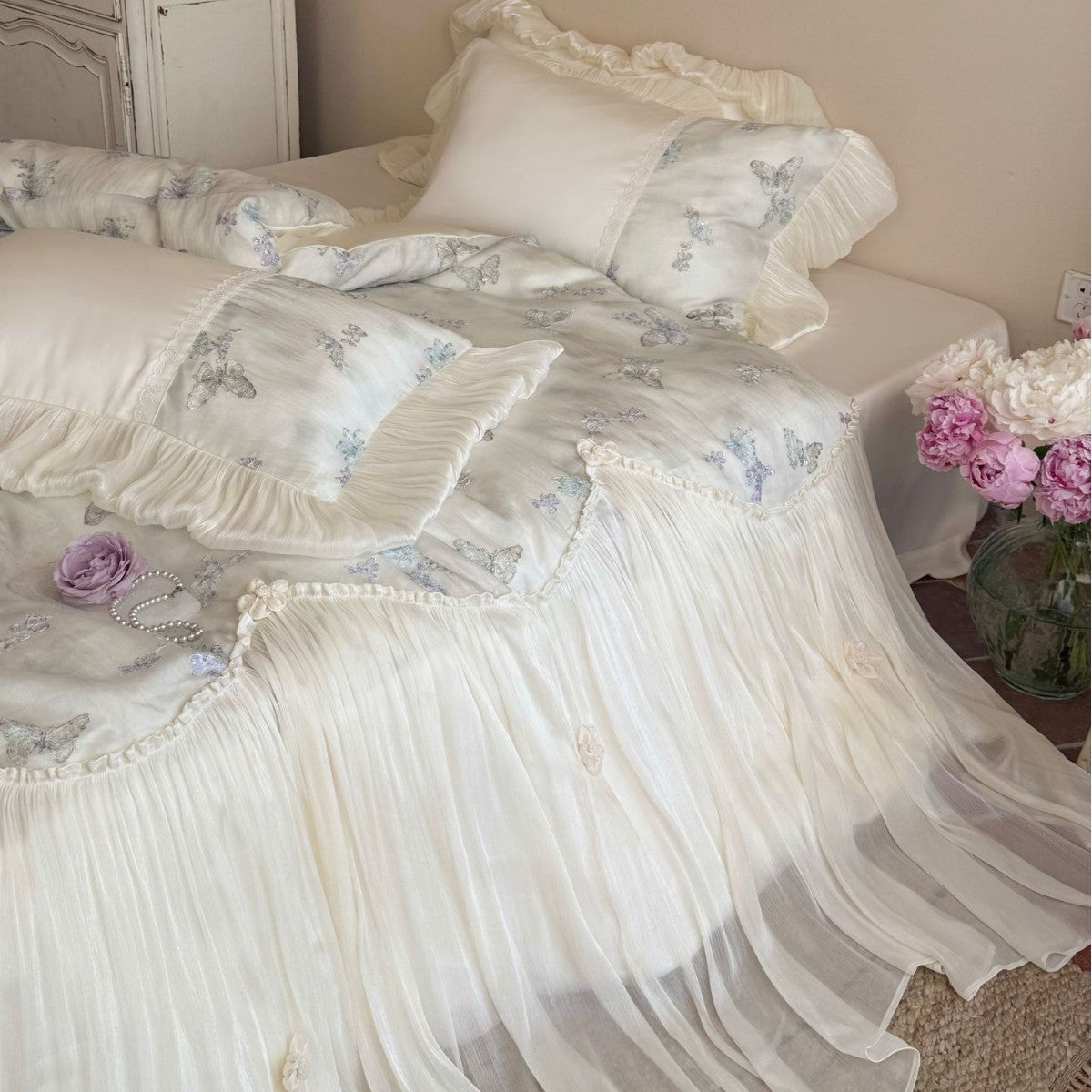 Romantisches Baumwoll-Bettwäscheset mit Chiffon-Volant, bestickten Schmetterlingen und Bettschürze Brehn