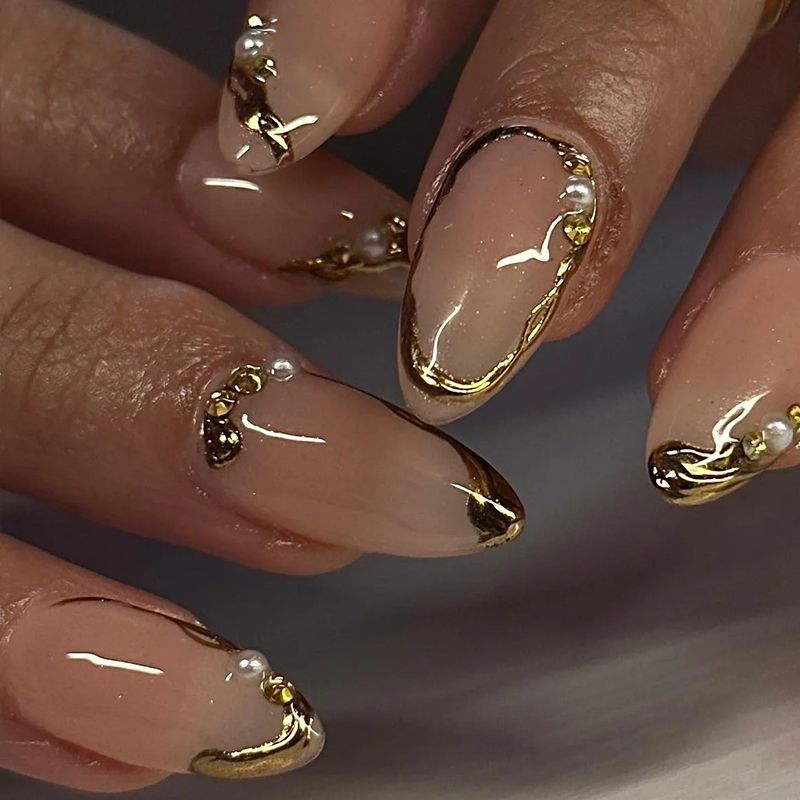 Elegante Kunstnägel mit goldenen Akzenten Brehn