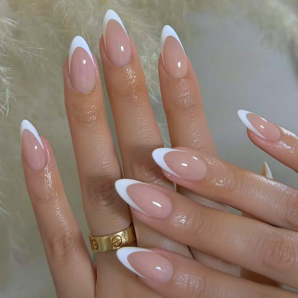 Kunstnägel mit Modischem French-Tip Design Brehn