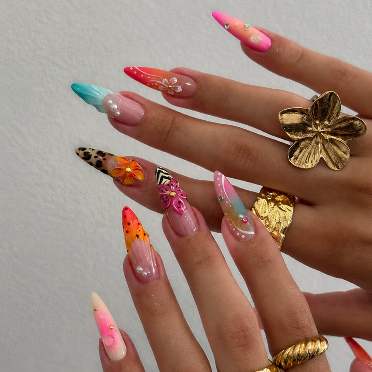 Künstlerisches Premium Press-On Nail Set mit floralen und tierischen Designs Brehn