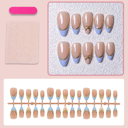 Kunstnagelset mit eleganten Designs und Goldakzenten Brehn