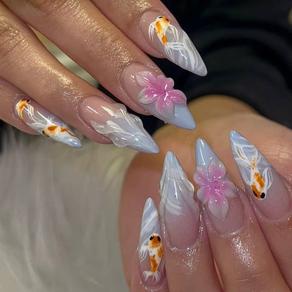 Künstlerische Koi-Fische und florale Nagelkunstverlängerungen Brehn