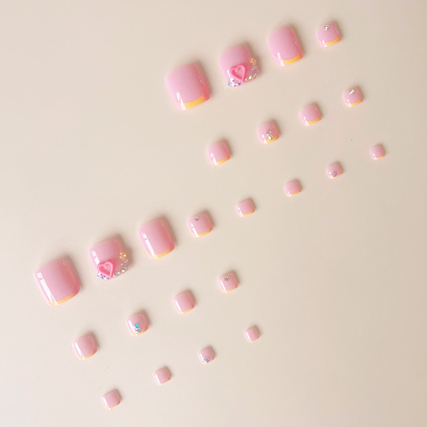 Kunstnagelset mit verspieltem 3D-Design und funkelnden Akzenten Brehn