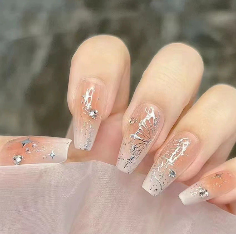 Elegantes Nageldesign mit Perlenverzierung Brehn