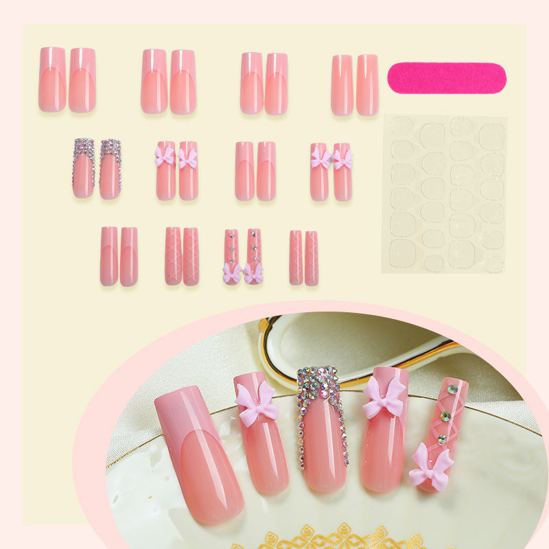 Dekoratives Nail Art Press-On Set mit Schleifen- und Schmuckakzenten Brehn