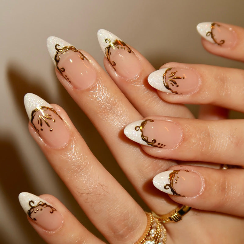 Dekoratives Premium Press-On Nagelset mit goldenen Akzenten Brehn
