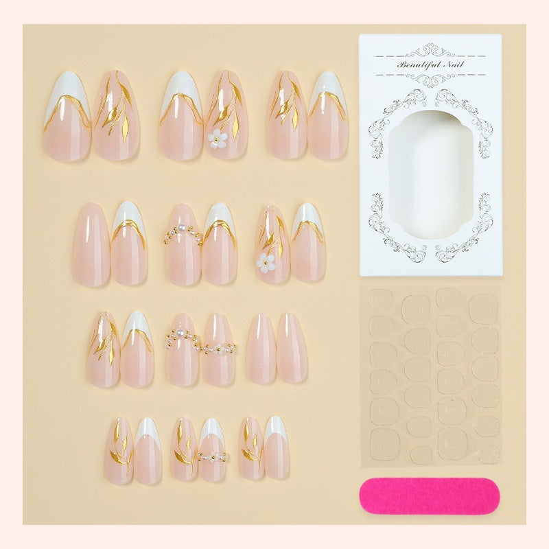 Kunstnagelset mit Goldakzenten und Blumendesigns Brehn