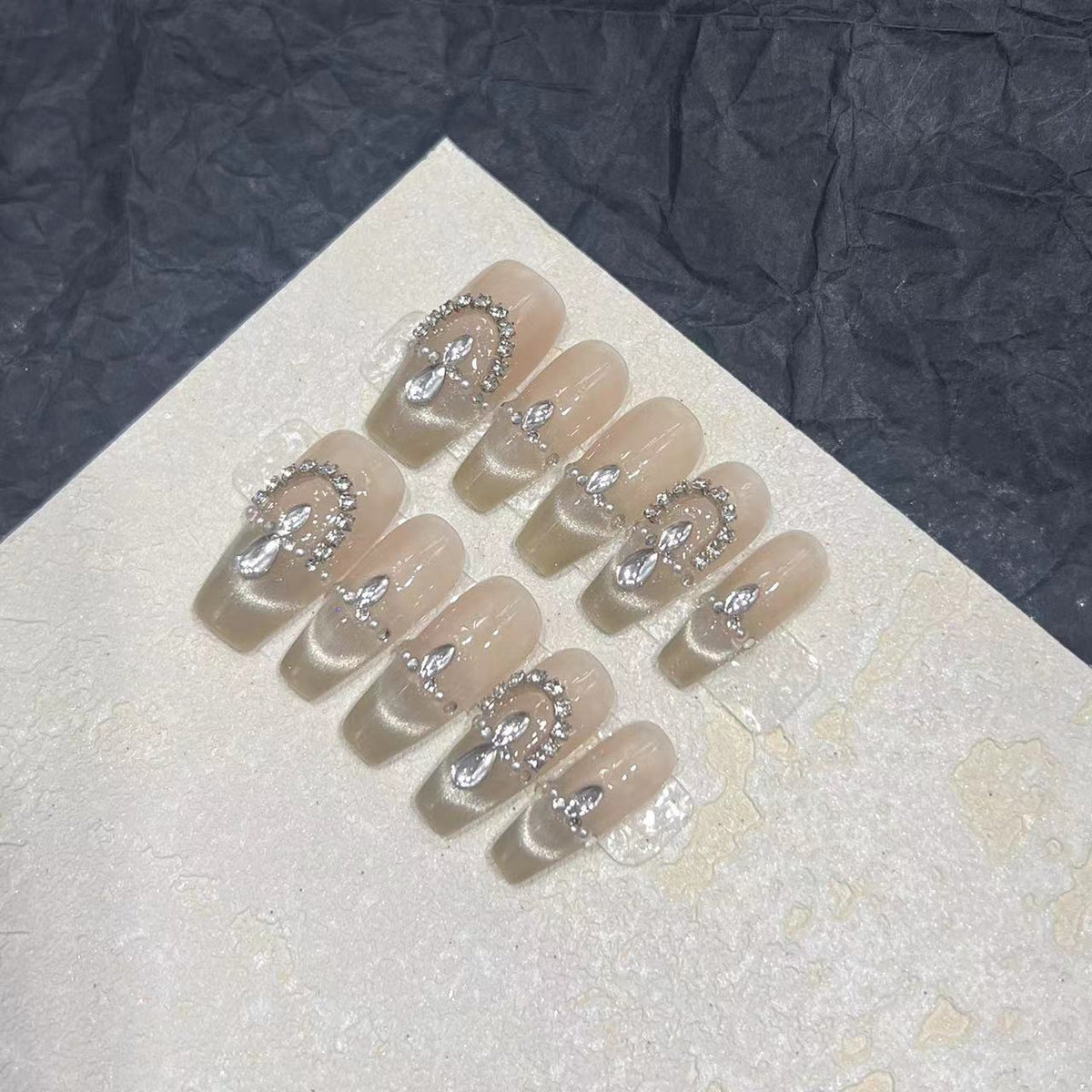Elegantes Press-On-Nagelset mit Strassdetails Brehn
