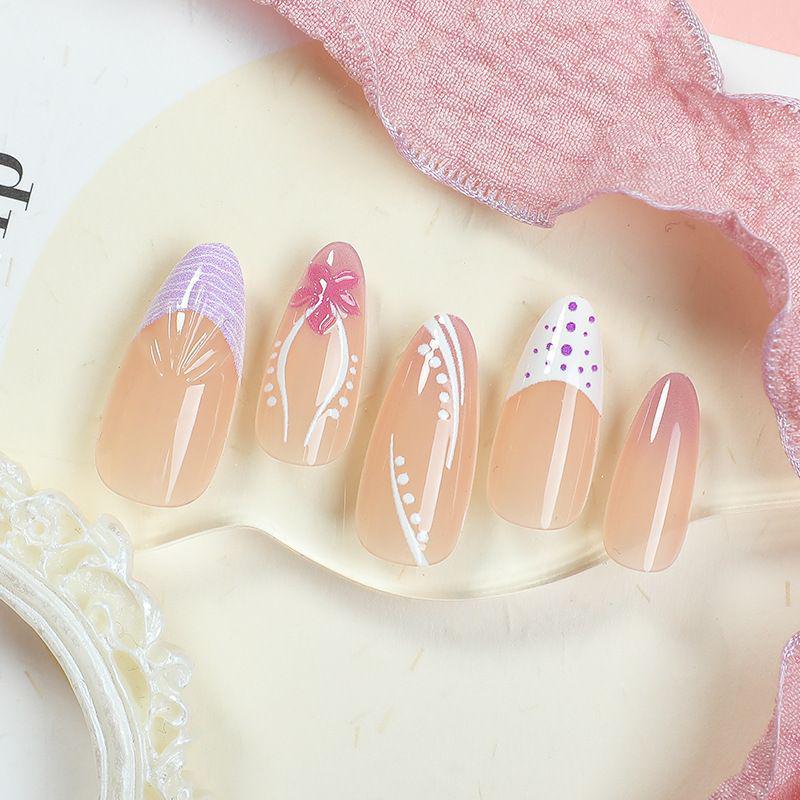 Kunstnagelset mit glamourösen goldenen Akzenten Brehn