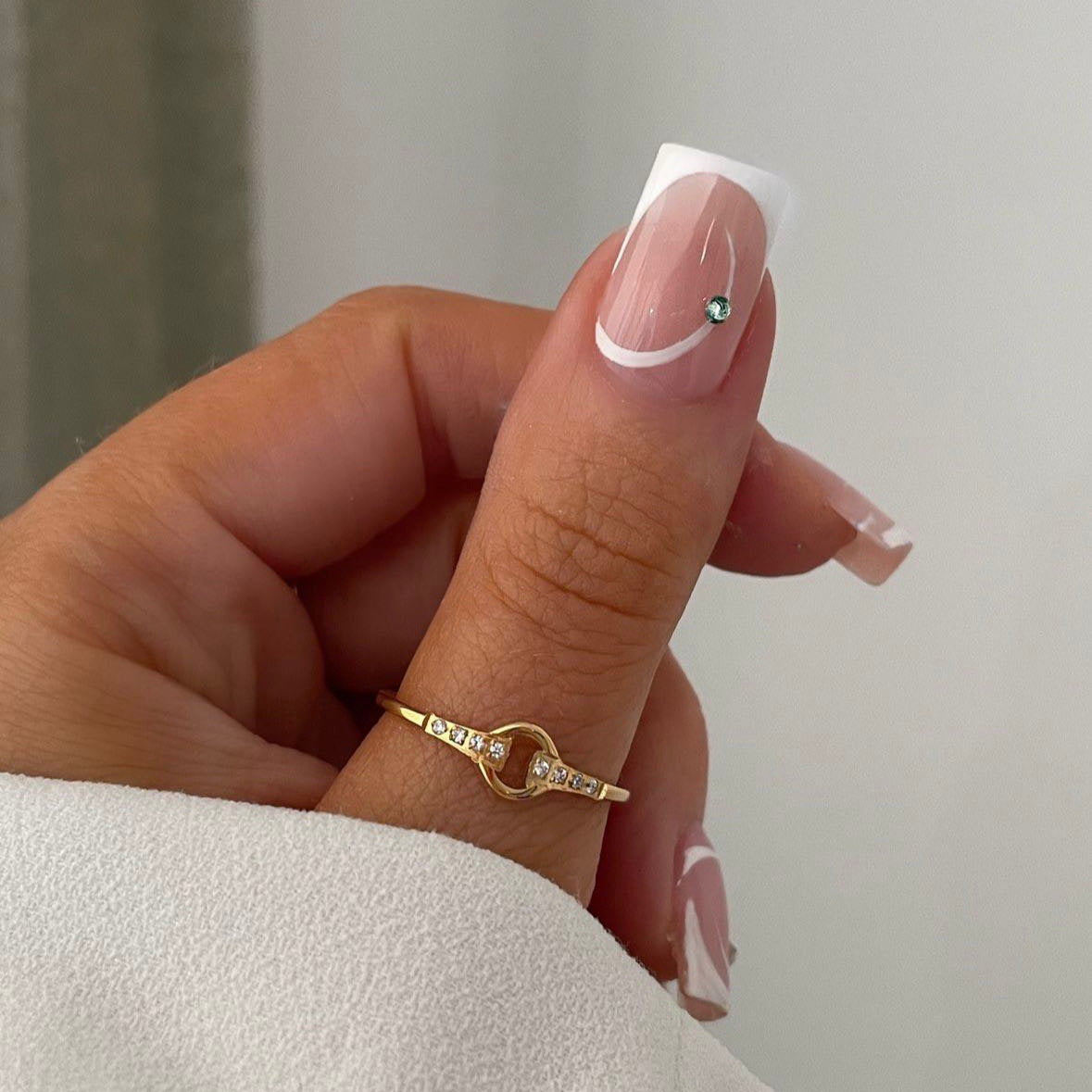 Kunstnagelset mit eleganten French Spitzen und glamourösen Strassverzierungen Brehn