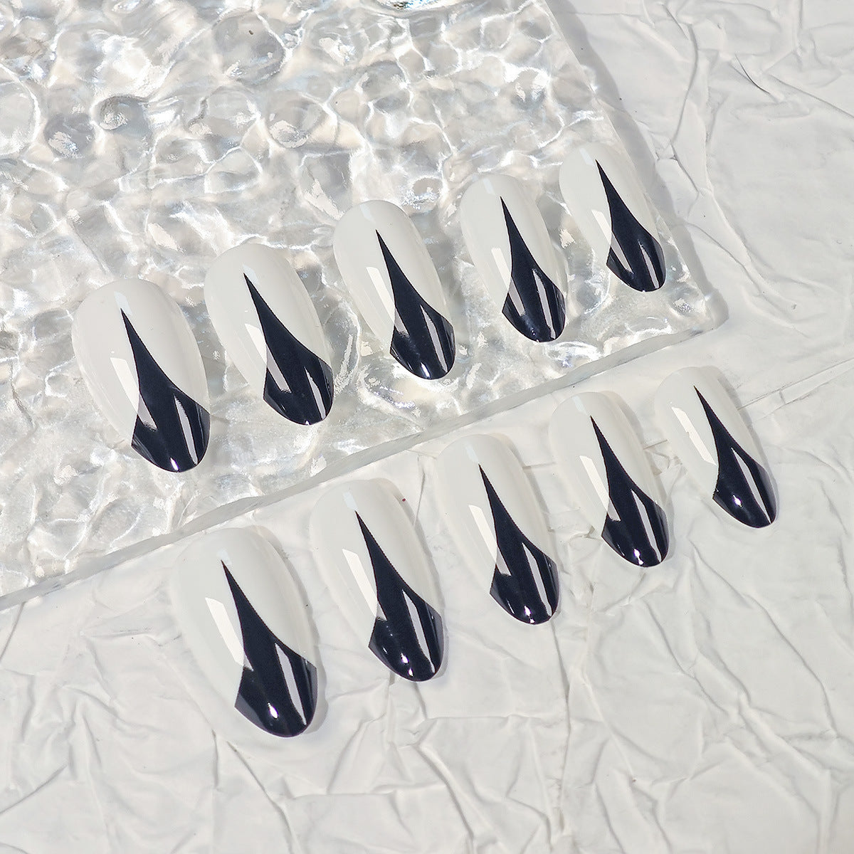 Trendy Stiletto Künstliche Nägel mit Künstlerischem Schwarz und Weiß Design Brehn