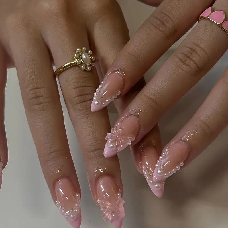 Kunstnagelspitzen mit filigranen Perlen- und Schmetterlingsakzenten Brehn