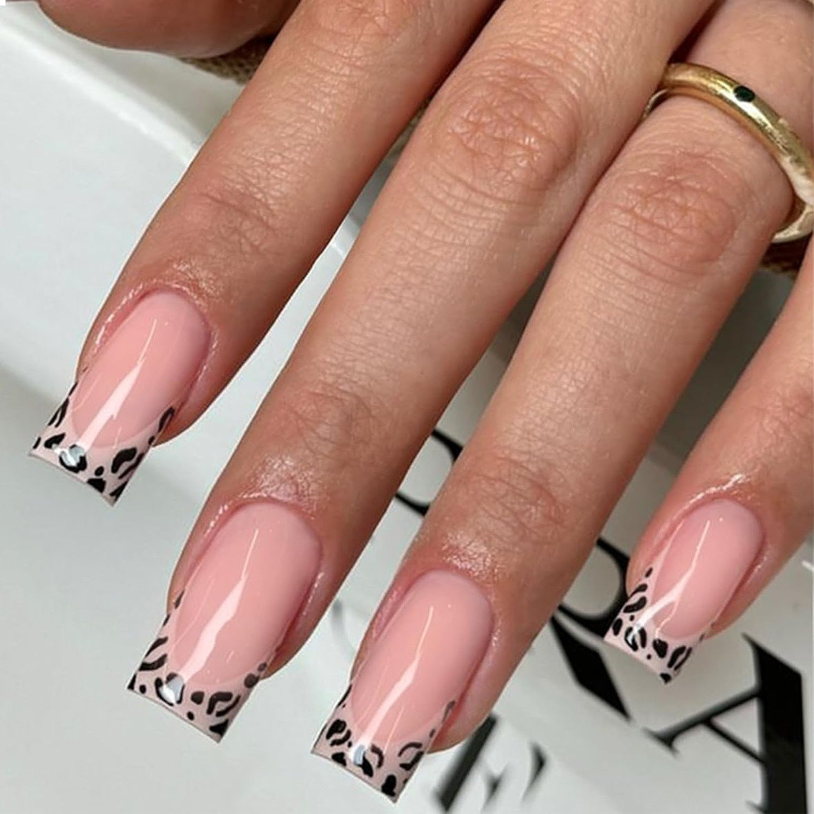 Kunstnägel mit Leopardenkanten und Glitzerdetails Brehn