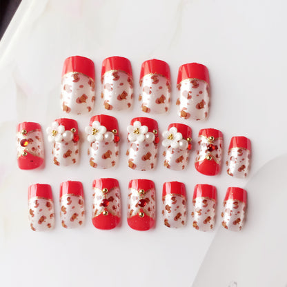 Künstlerisches Press-On-Nagelset mit floralen und tierischen Druckdesigns