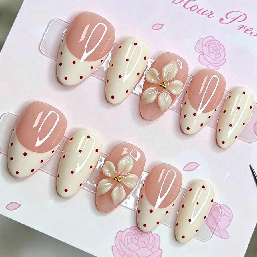 Kunstnagelset mit zarten Blüten- und Puntierungselementen Brehn
