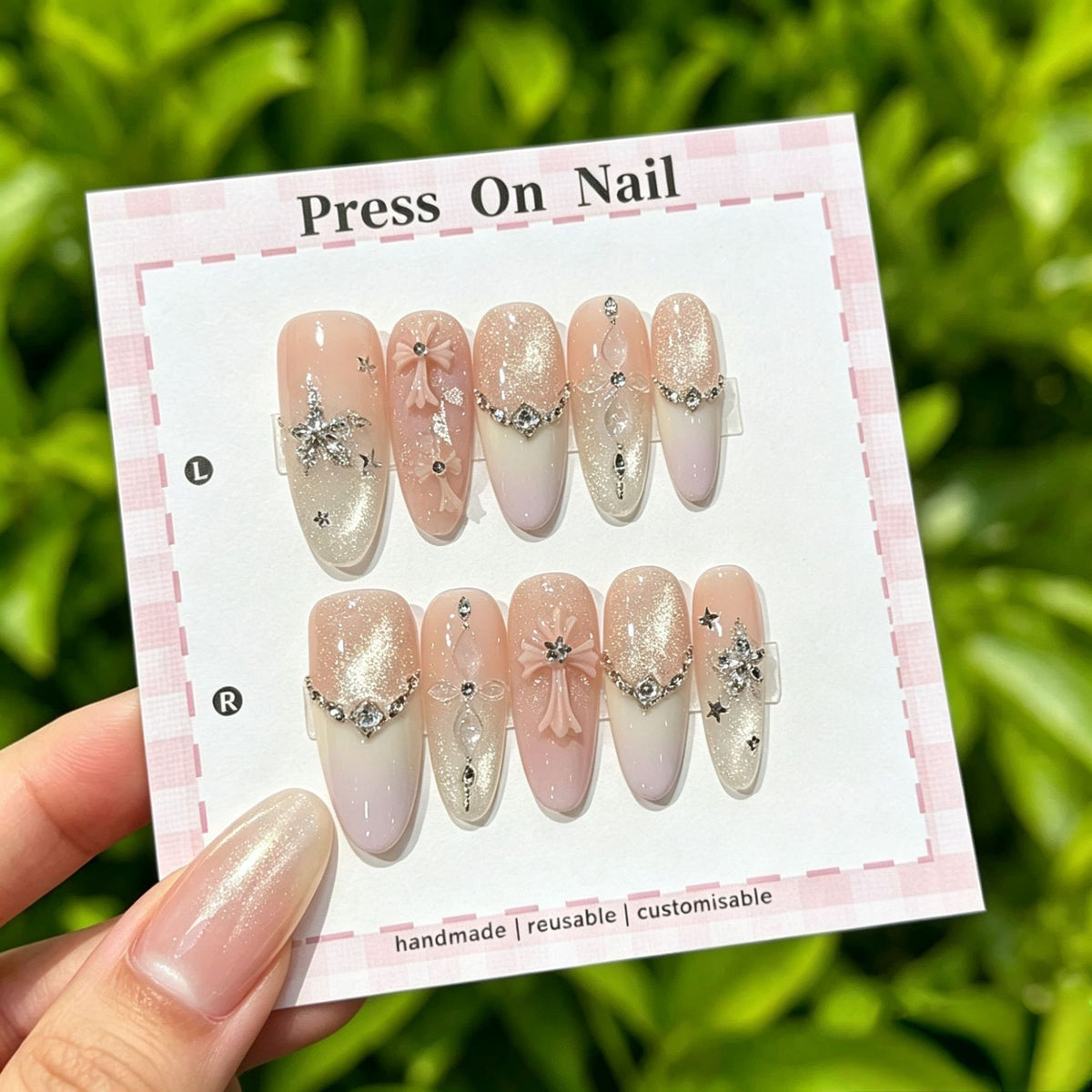 Künstlerisches Press-On Nagelset mit floralen und gemusterten Designs