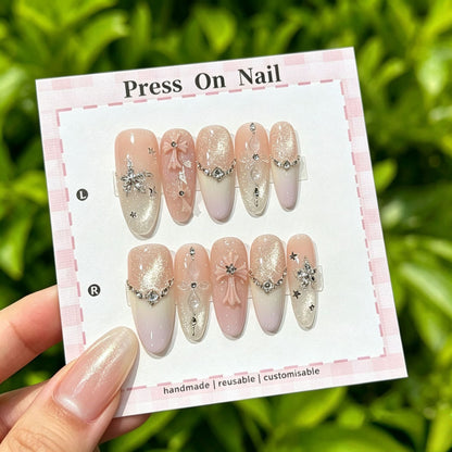 Künstlerisches Press-On Nagelset mit floralen und gemusterten Designs