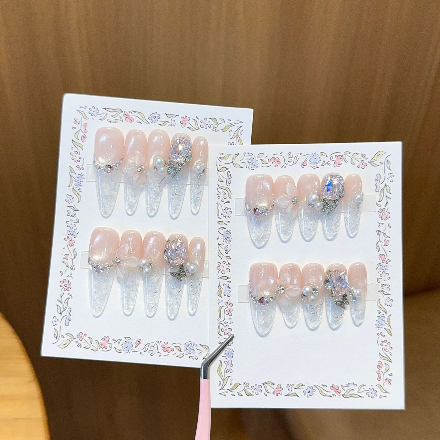 Kunstnägel mit Zartem Glitzer- und Perlendekor Brehn