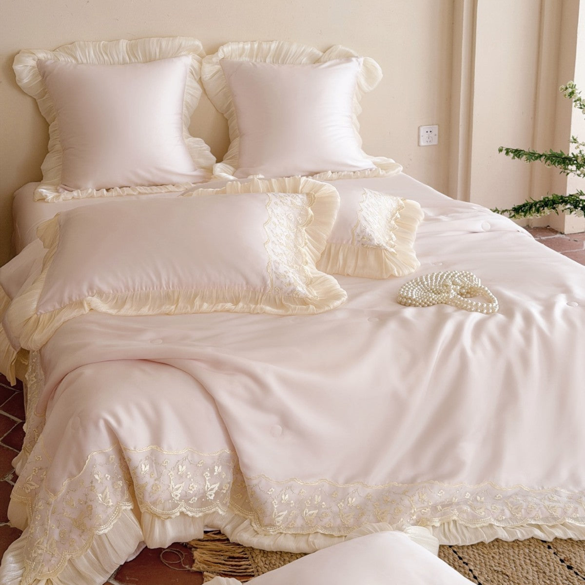 Luxuriöses Satin-Bettwäsche-Set mit Spitzen- und Rüschenverzierung